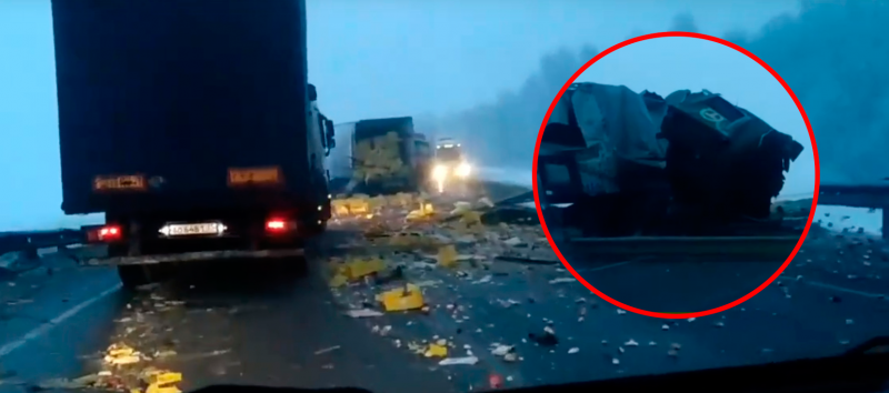 Жуткое ДТП на трассе Ишим - Омск: содержимое фур разбросало по всей дороге