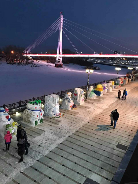 К Новому году Тюменскую набережную украсят 2020 снеговиков