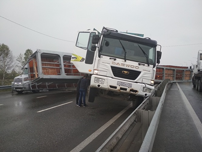 Водителя, снесшего пешеходный мост на Тобольском тракте, будут судить. Ему грозит до 9 000 000 рублей
