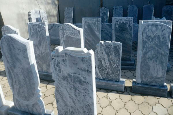 Памятники из мрамора: типы и преимущества надгробий