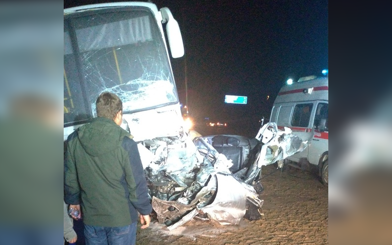 Смертельное ДТП на Тобольской трассе: Mazda 6 врезалась в автобус