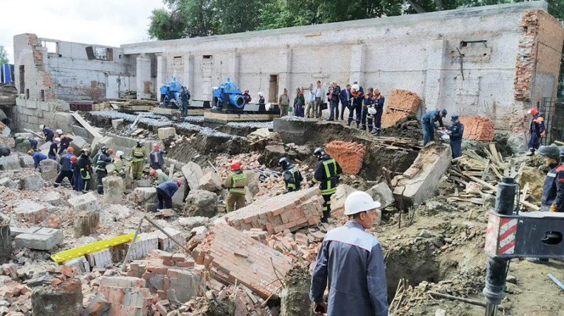 В Новосибирске на стройке обрушилась стена: под завалами могут находиться 12 человек. ВИДЕО.