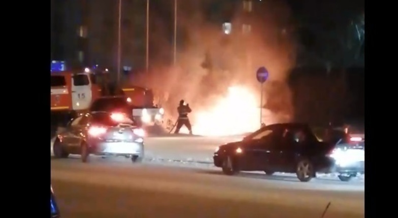 Возгорание автомобиля возле заправки в Тюмени