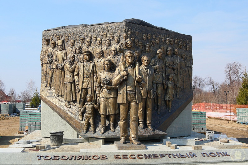 В Тобольске на площади Победы установили "Бессмертный Полк"