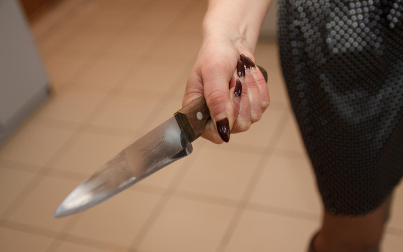 Пьяная беременная тоболячка ударила мужа ножом