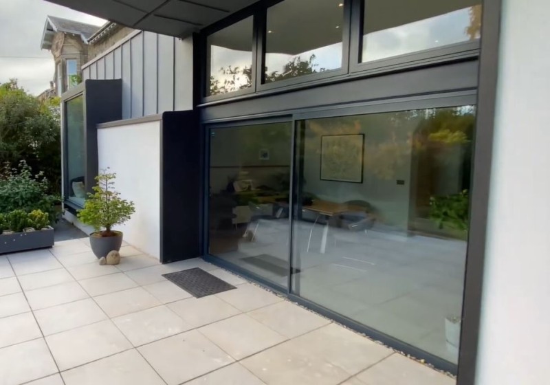 Алюминий или ПВХ: война дверей, которой нет