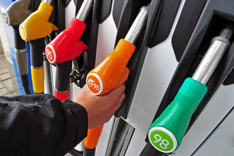 Из-за чего бензин не дешевеет вслед за нефтью?