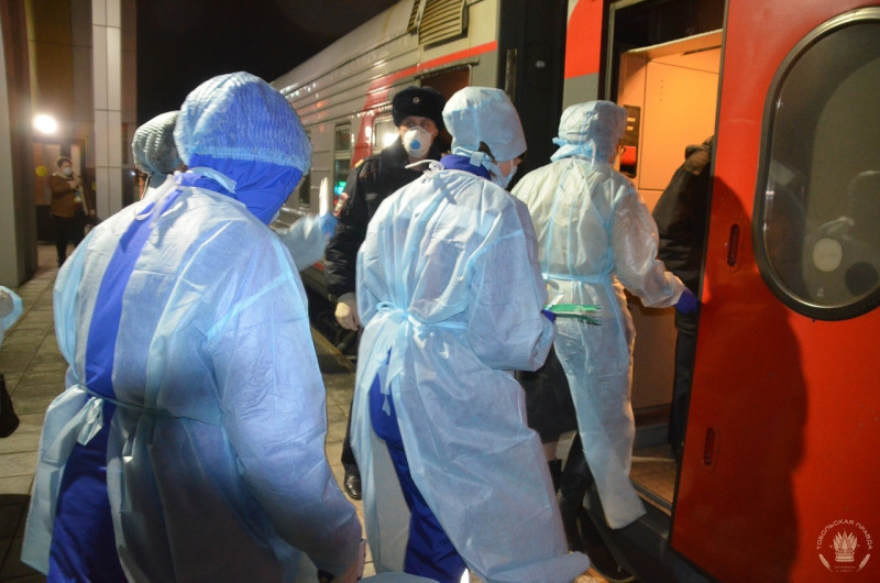Тобольских медиков отправили обследовать вагон поезда на коронавирус после подозрительного пассажира