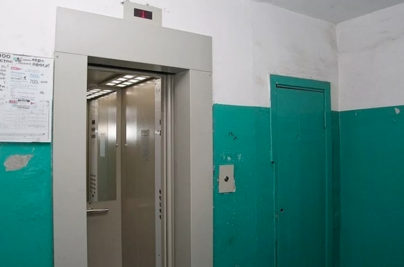 В Тобольске мужчина умер в лифте из-за ножевого ранения
