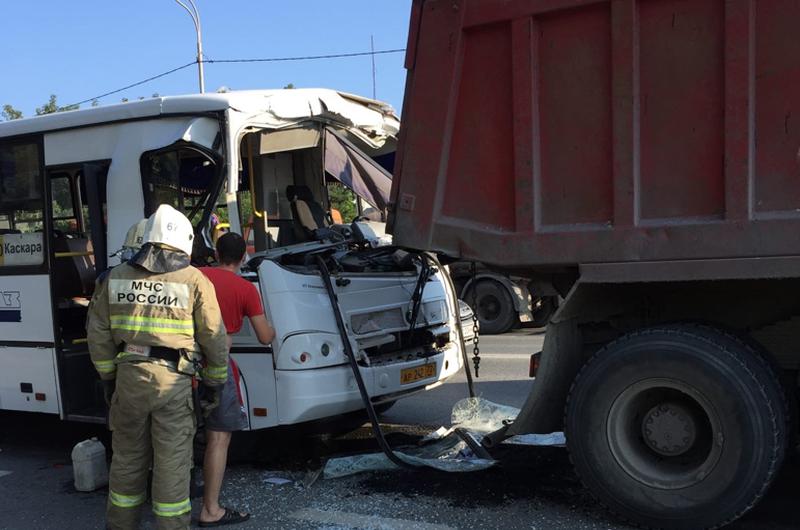 На Тобольском тракте произошло ДТП с автобусом, грузовиком и "Газелью"