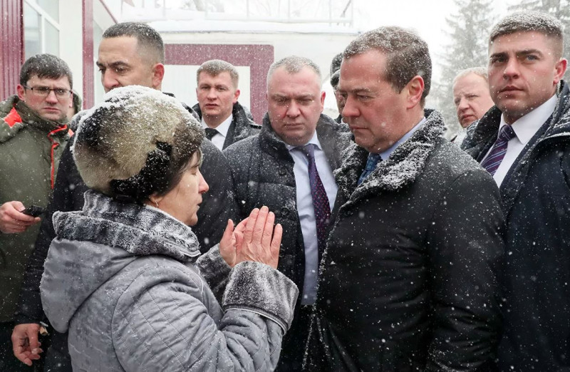 Женщина из сибирского села встала на колени перед Медведевым с мольбой о горячей воде. Видео.