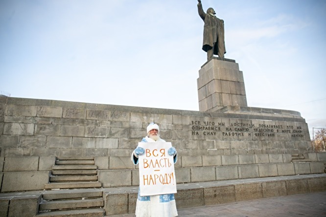 ФСБ задержала Деда Мороза за то, что он требовал отдать всю власть народу
