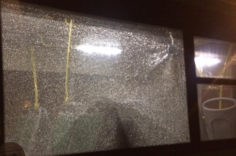Тобольская полиция менее чем за сутки нашла вредителей, разбивших окно автобуса №3