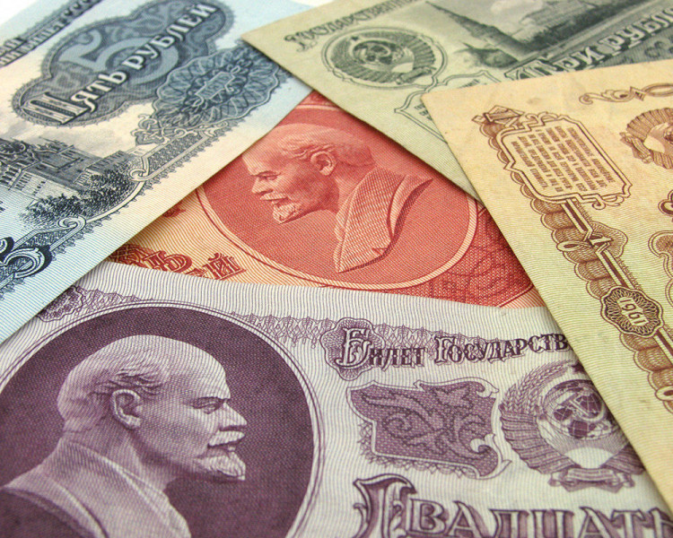Какую зарплату получали в СССР в перерасчете на современные деньги?