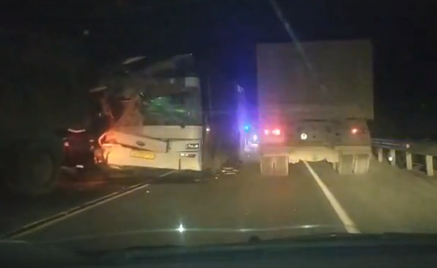 Под Тобольском на трассе столкнулись автобус и 3 грузовика. Видео