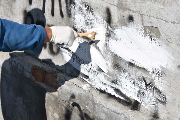 В Тобольске уничтожают противозаконные надписи