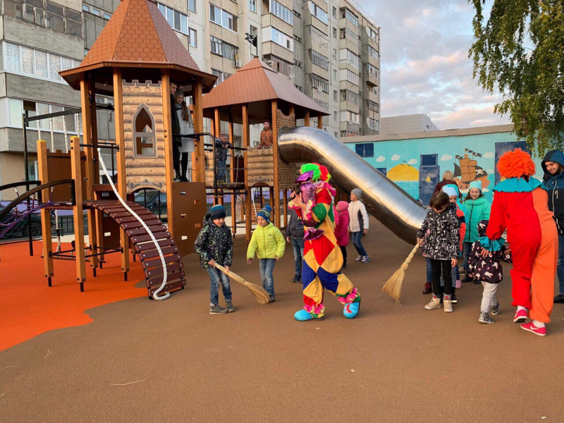 В Тобольске весело открыли четыре детские площадки