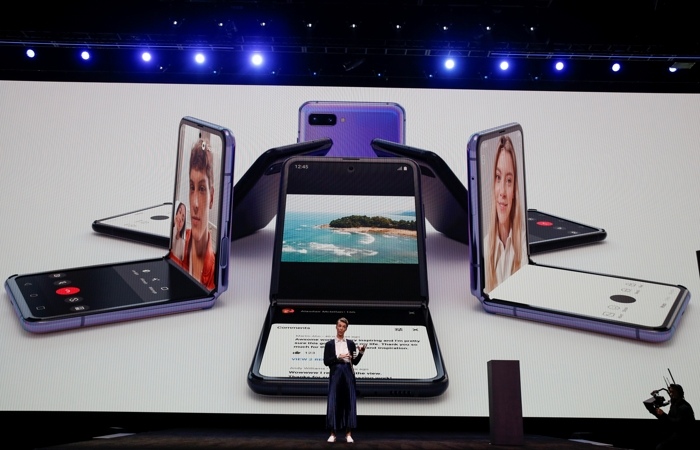 Раскладушки возвращаются: Sumsung представил телефон с гибким экраном из стекла